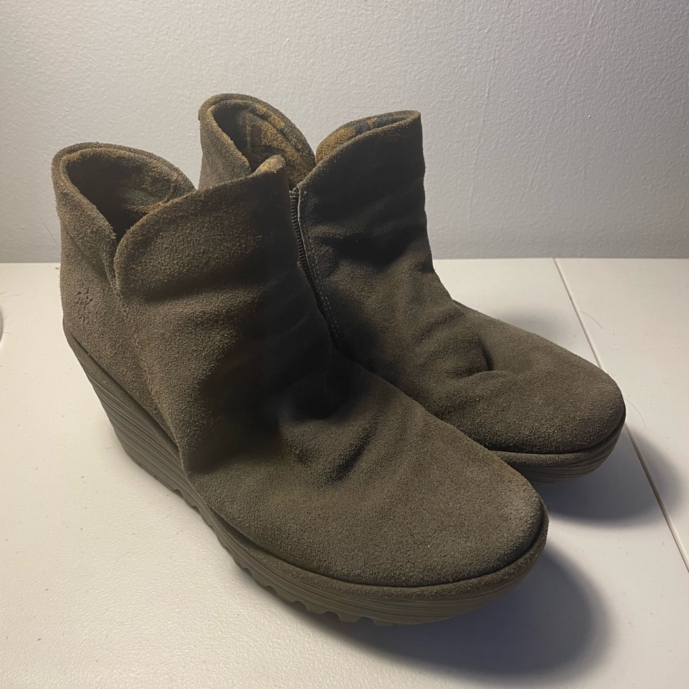 Fly London size 40 in Olive suede